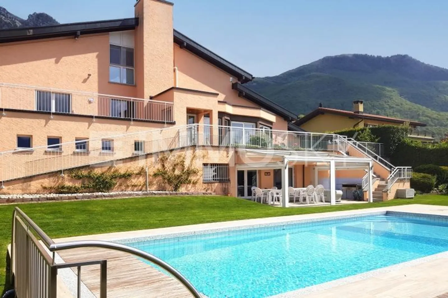 Spaziosa villa familiare con piscina - Foto 2 di 5