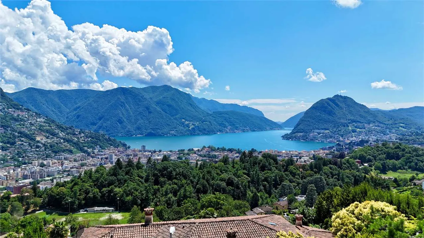 Elegante villa contigua con vista mozzafiato - Foto 1 di 16