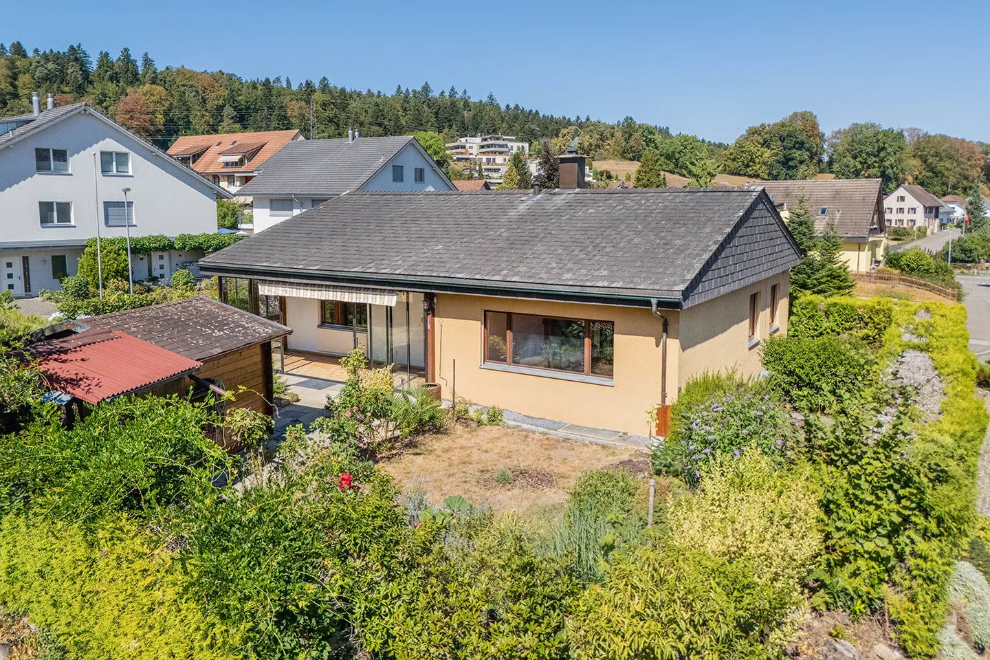Freistehendes 5,5-Zimmer-Einfamilienhaus mit Wintergarten und attraktivem Grundstück - Photo 3 of 17