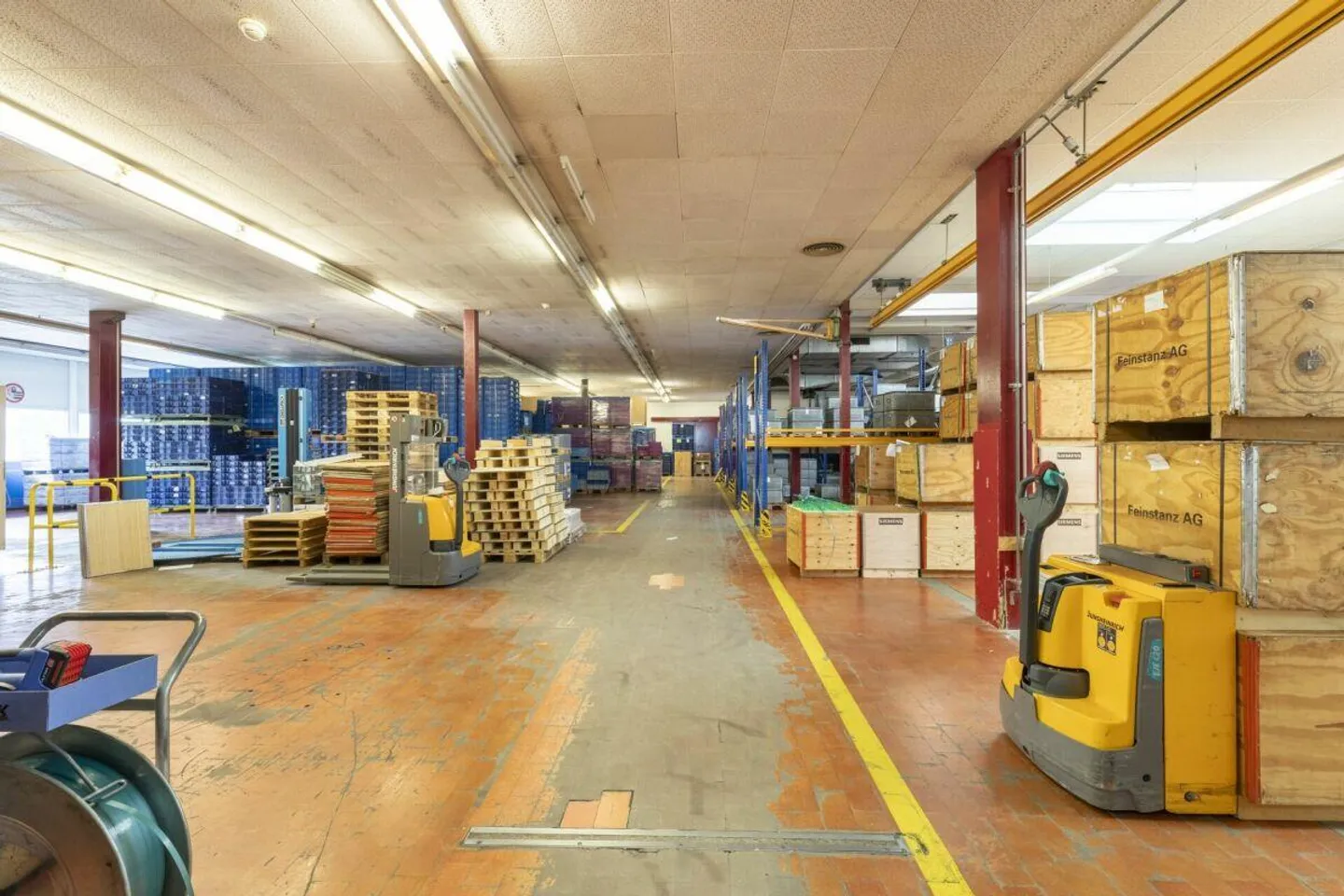 Versatile commercial hall with ramp near the center ... - Photo 3 of 8