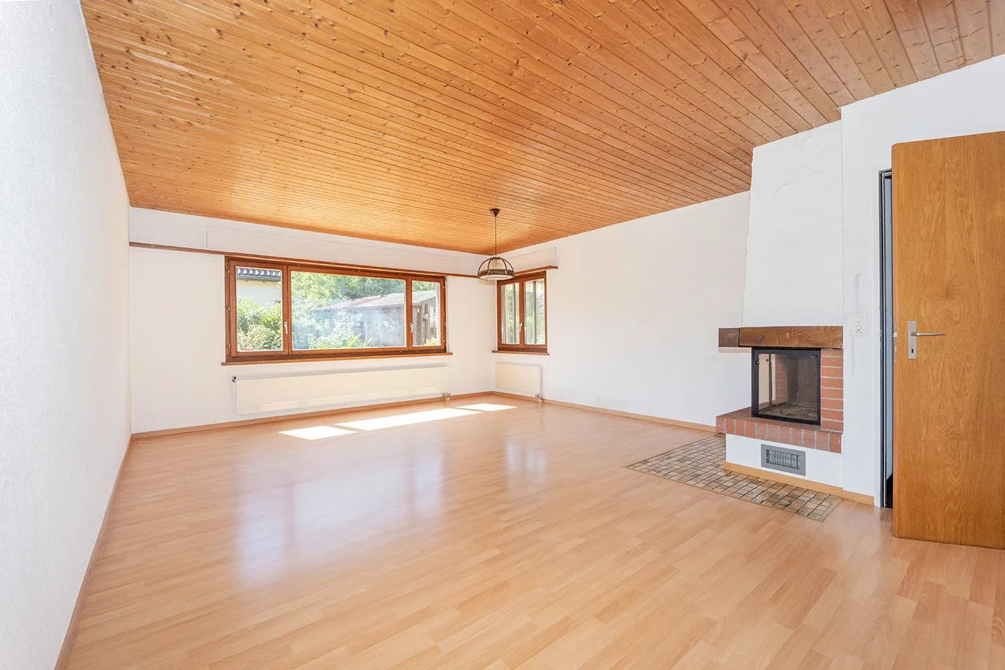 Freistehendes 5,5-Zimmer-Einfamilienhaus mit Wintergarten und attraktivem Grundstück - Photo 6 of 17