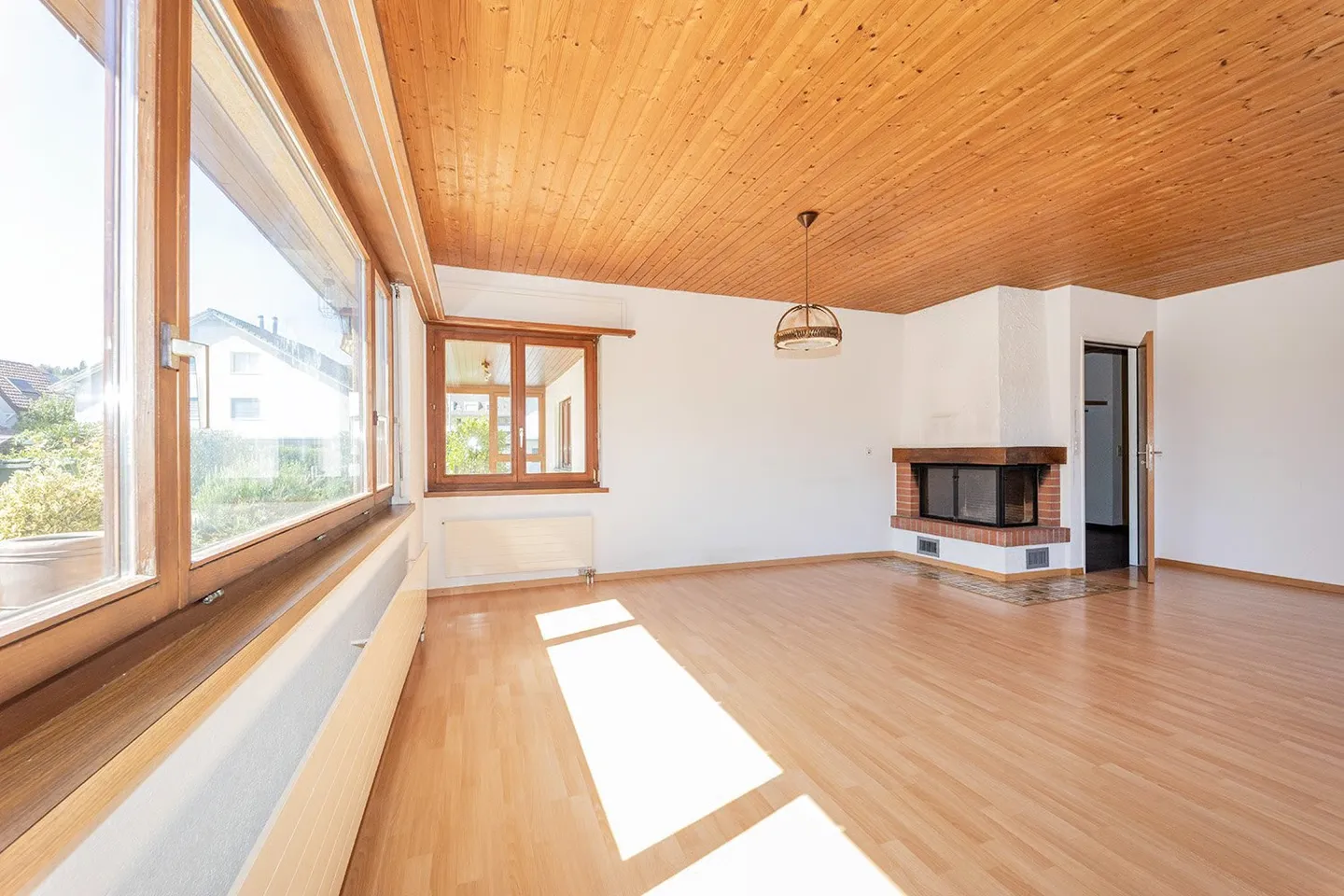 Freistehendes 5,5-Zimmer-Einfamilienhaus mit Wintergarten und attraktivem Grundstück - Photo 7 of 17