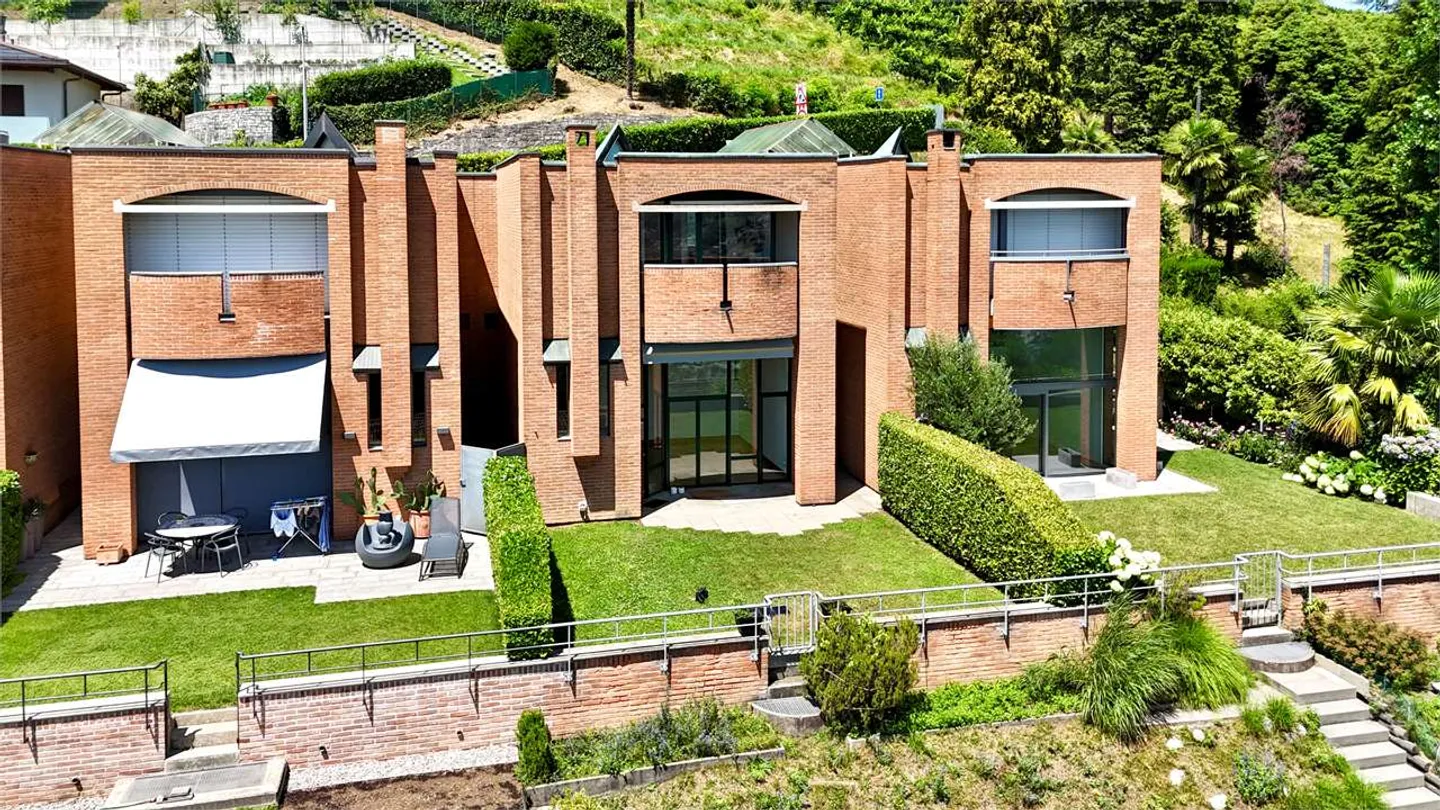 Elegante villa contigua con vista mozzafiato - Foto 2 di 16
