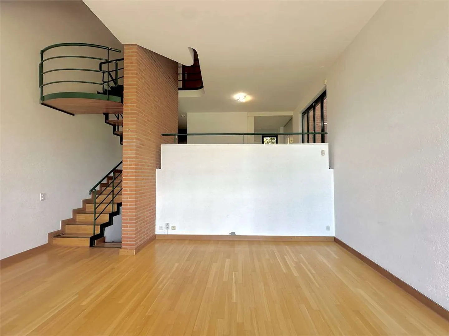 Elegante villa contigua con vista mozzafiato - Foto 4 di 16