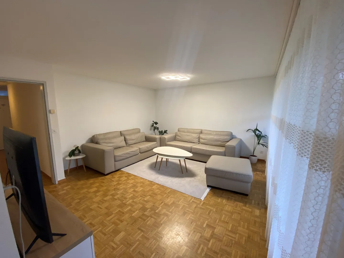 Appartamento familiare di 4 1/2 stanze al piano terra in una posizione tranquilla in una casa di 6 famiglie - Foto 1 di 12