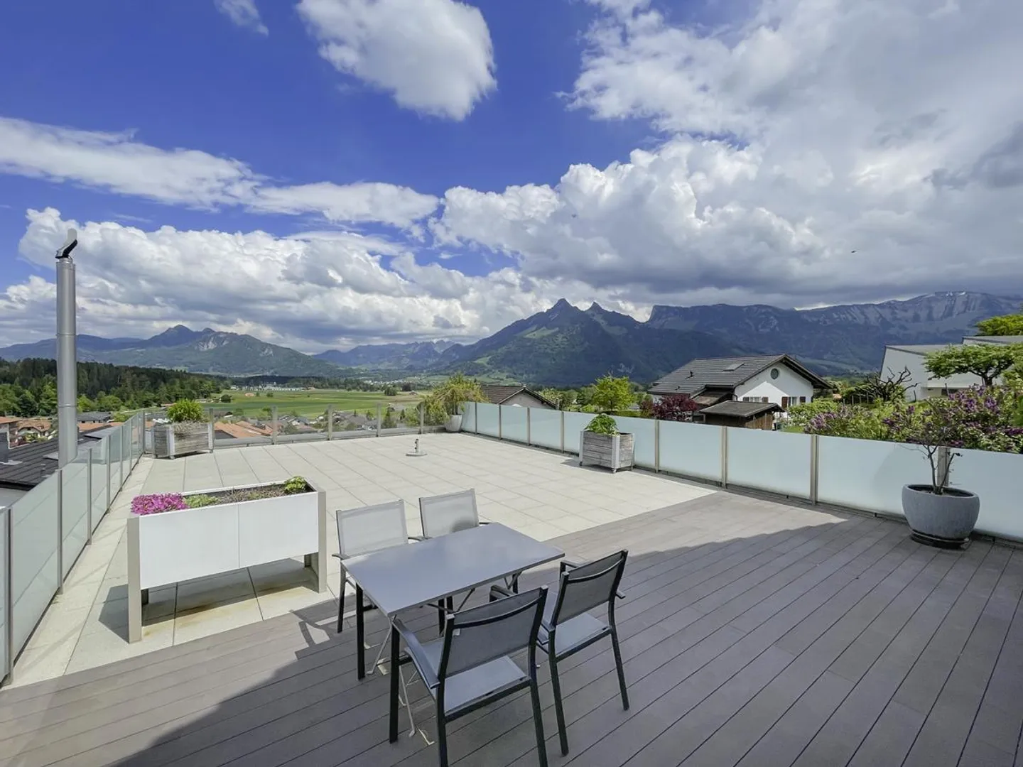 Rare property with two living areas - Villa with 3.5 rooms and apartment with 2.5 rooms - for private or investment purposes - Photo 1 of 17