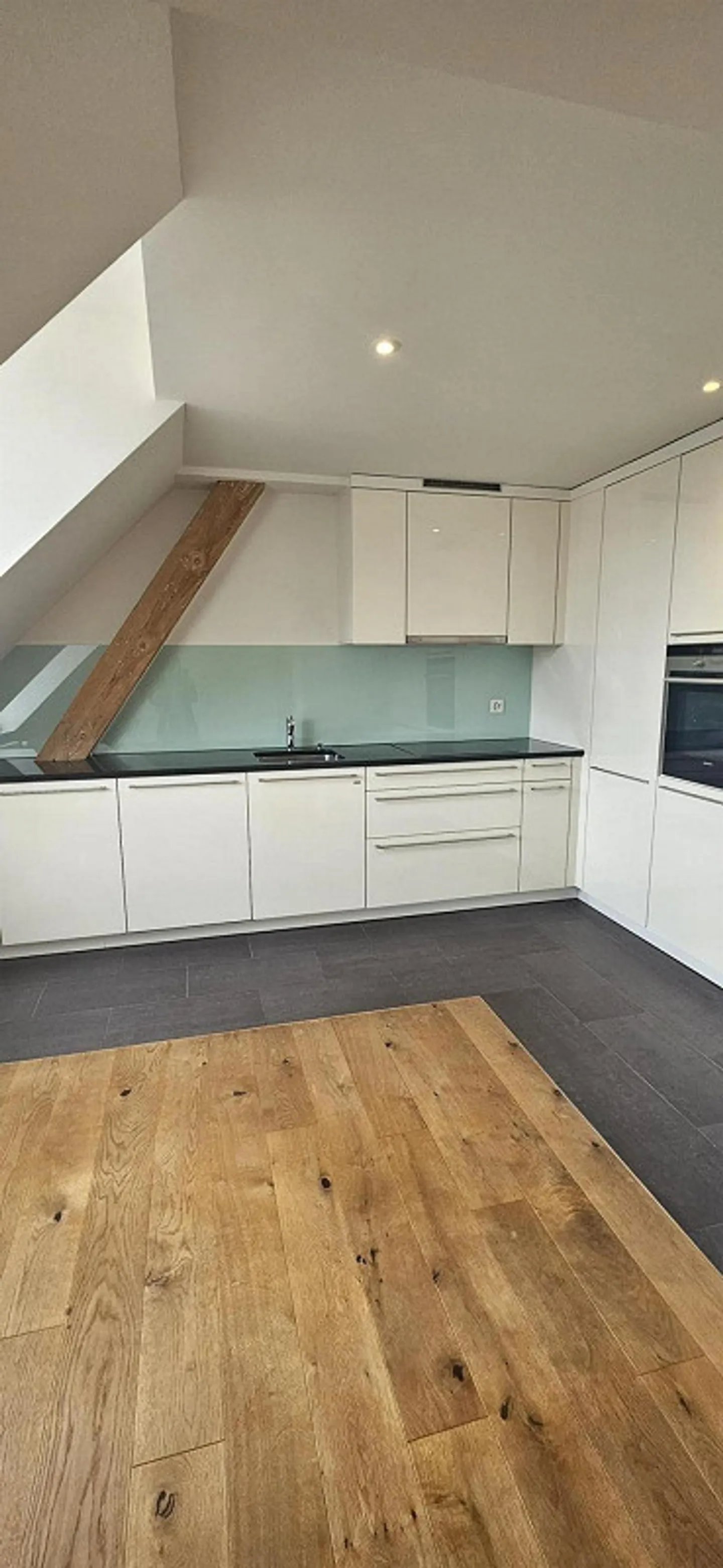 Charming 3.5-room maisonette apartment in Zurich - Photo 3 of 13