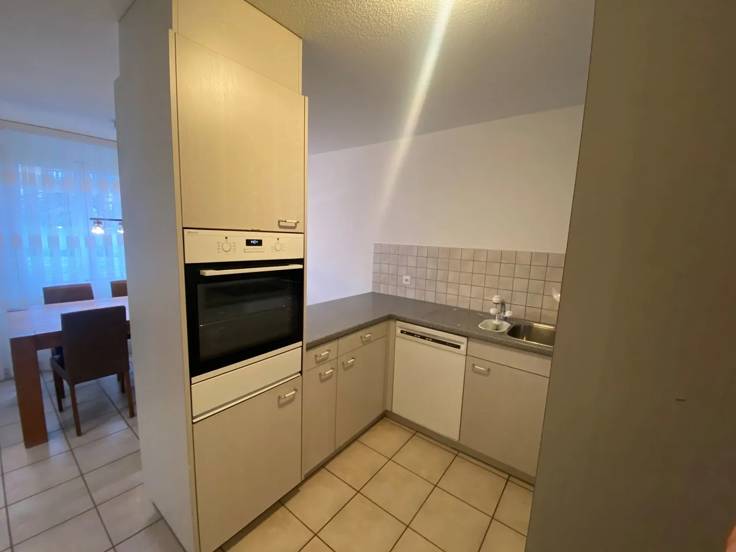 Appartamento familiare di 4 1/2 stanze al piano terra in una posizione tranquilla in una casa di 6 famiglie - Foto 5 di 12