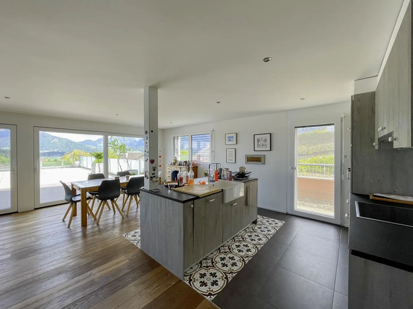Rare property with two living areas - Villa with 3.5 rooms and apartment with 2.5 rooms - for private or investment purposes - Photo 3 of 17
