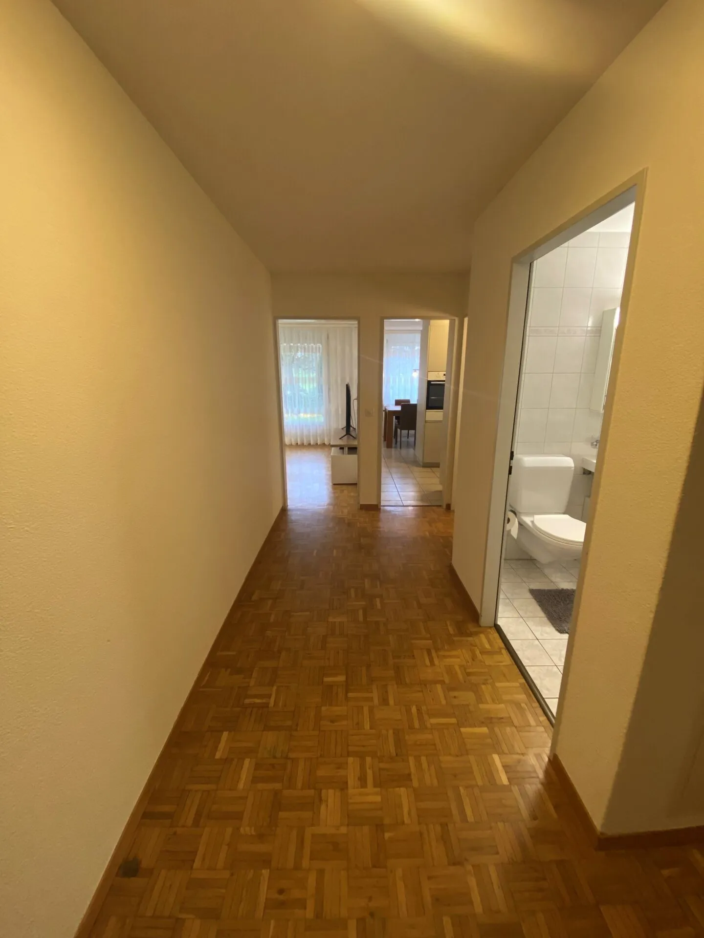 Appartamento familiare di 4 1/2 stanze al piano terra in una posizione tranquilla in una casa di 6 famiglie - Foto 10 di 12