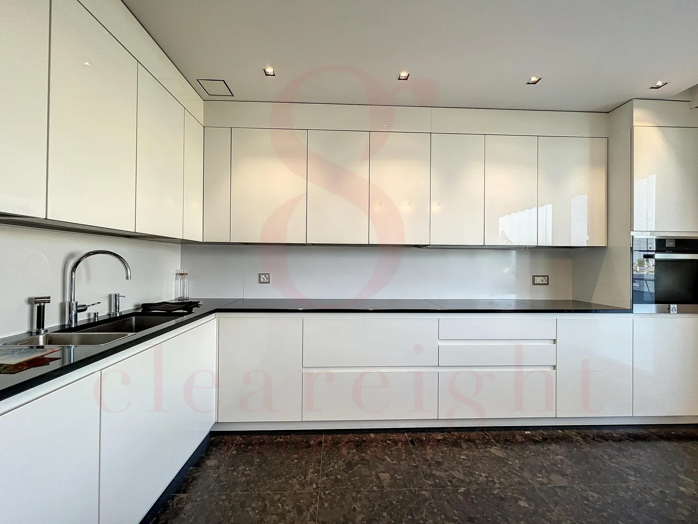 Magnificent spacious apartment with balconies - Photo 2 of 9