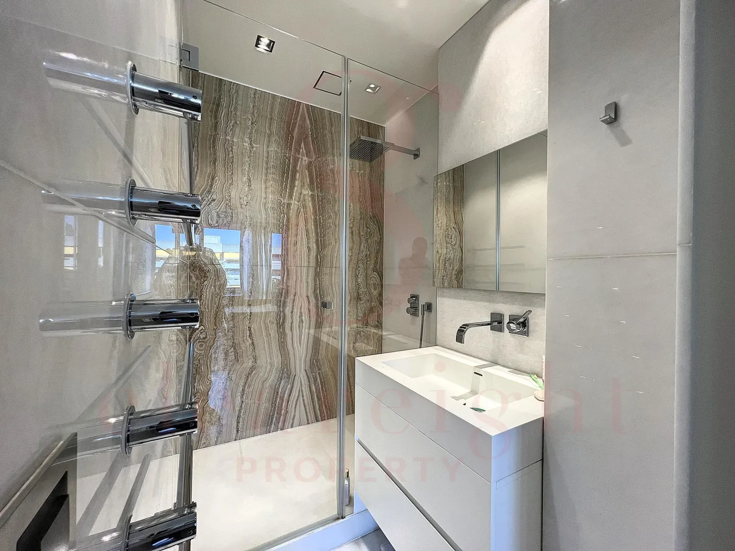 Magnificent spacious apartment with balconies - Photo 4 of 9