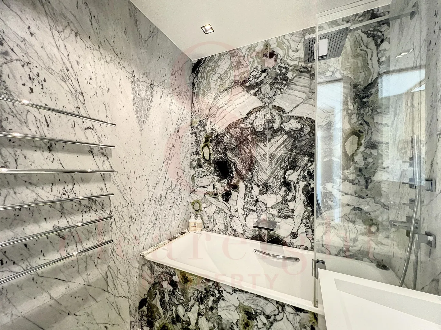 Magnificent spacious apartment with balconies - Photo 7 of 9