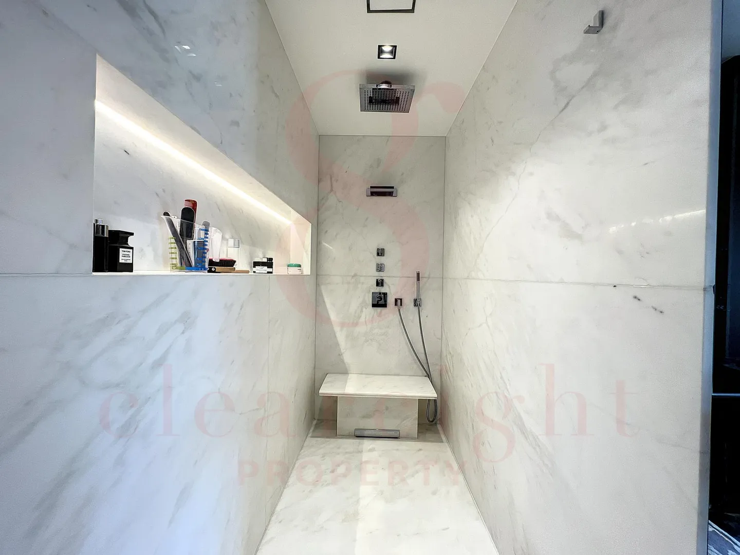 Magnificent spacious apartment with balconies - Photo 8 of 9