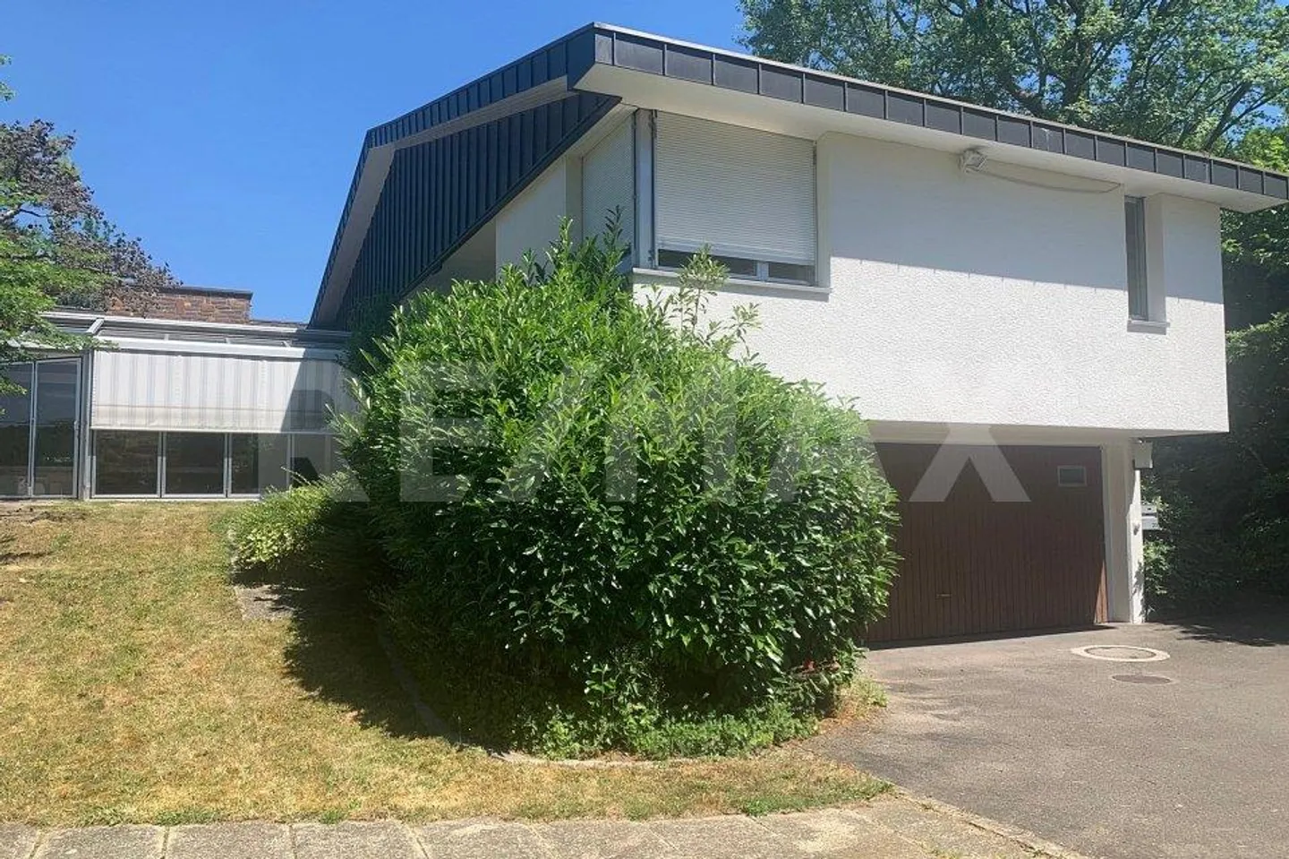 Villa individuelle de 7,5 pièces avec piscine, réserve foncière dans un emplacement unique - Photo 4 sur 12