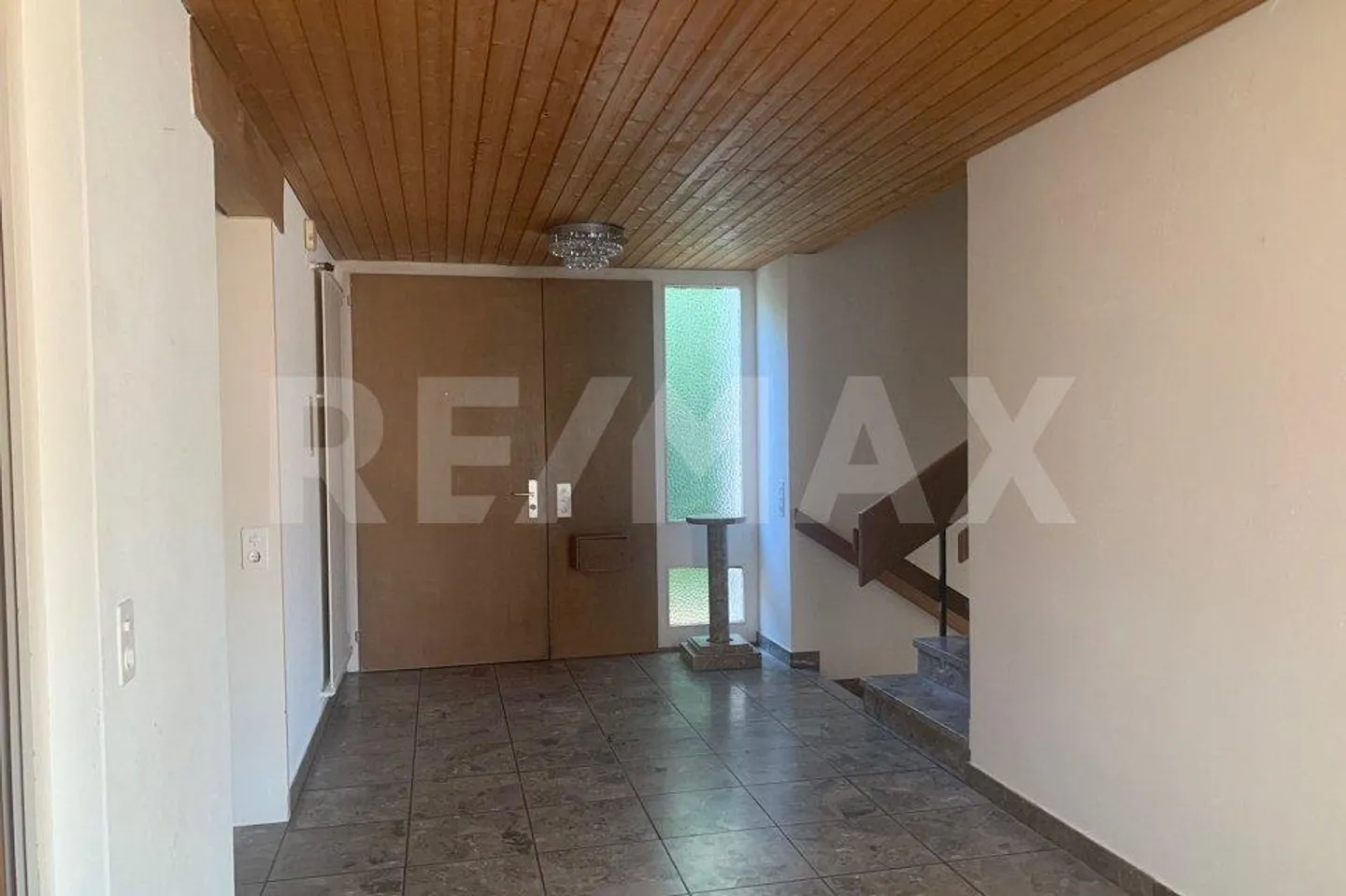 Villa individuelle de 7,5 pièces avec piscine, réserve foncière dans un emplacement unique - Photo 5 sur 12