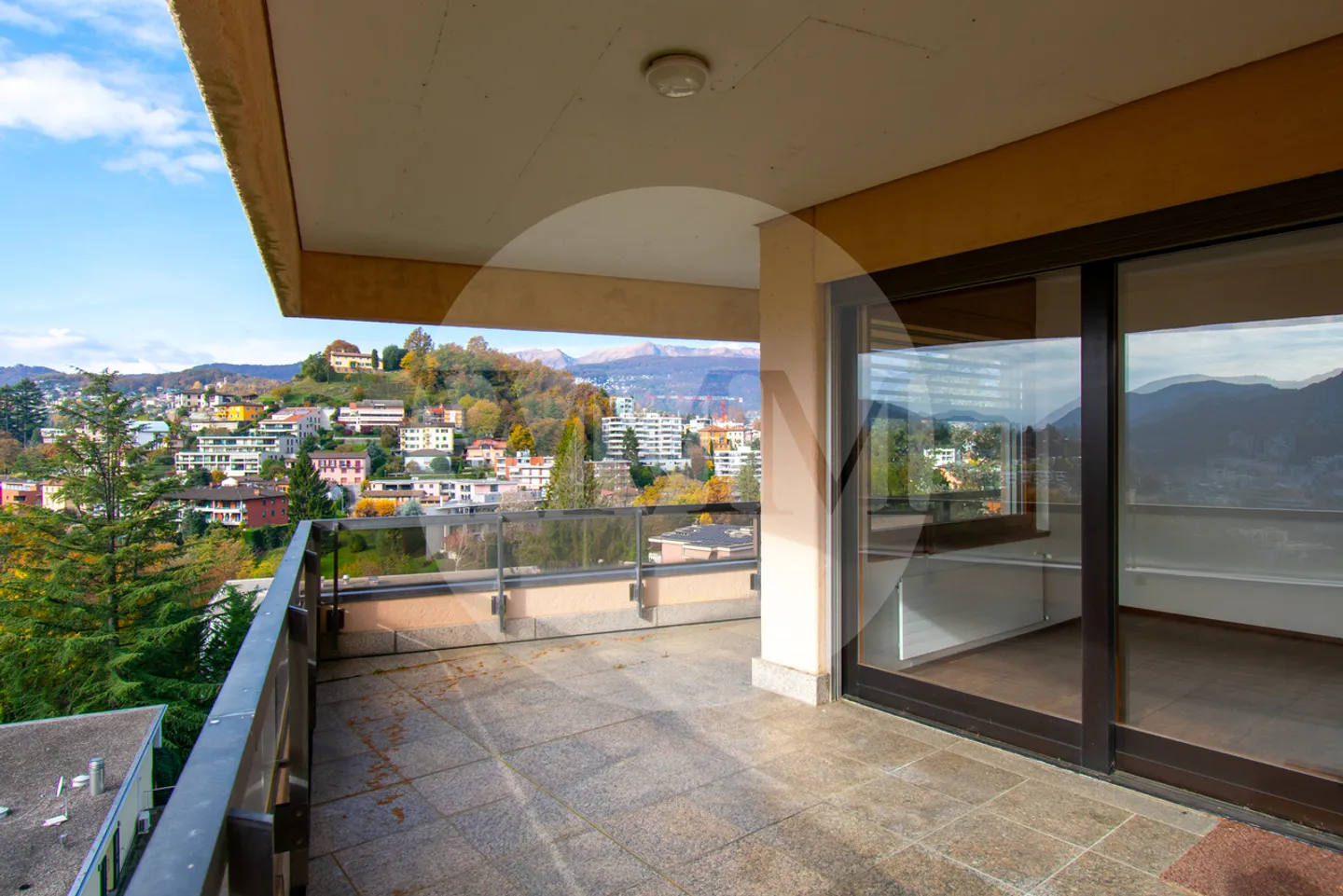 Elegant Apartment with Terrace - Photo 9 of 15