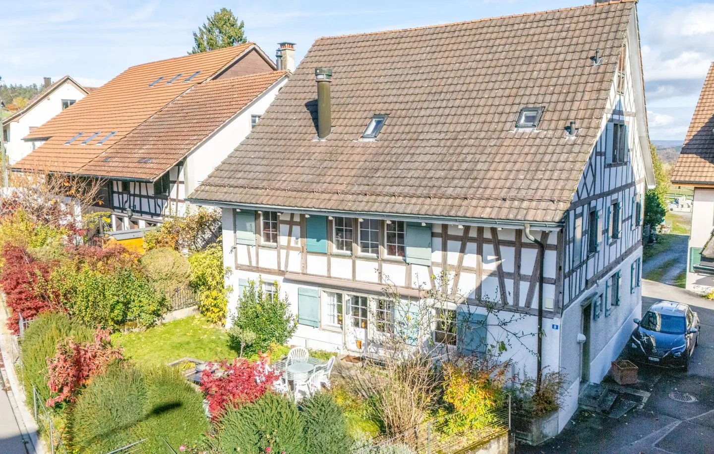 Freistehendes 11-Zimmer-Riegelhaus mit Einliegerwohnung, Indoorpool und Doppelgarage - Foto 1 von 25