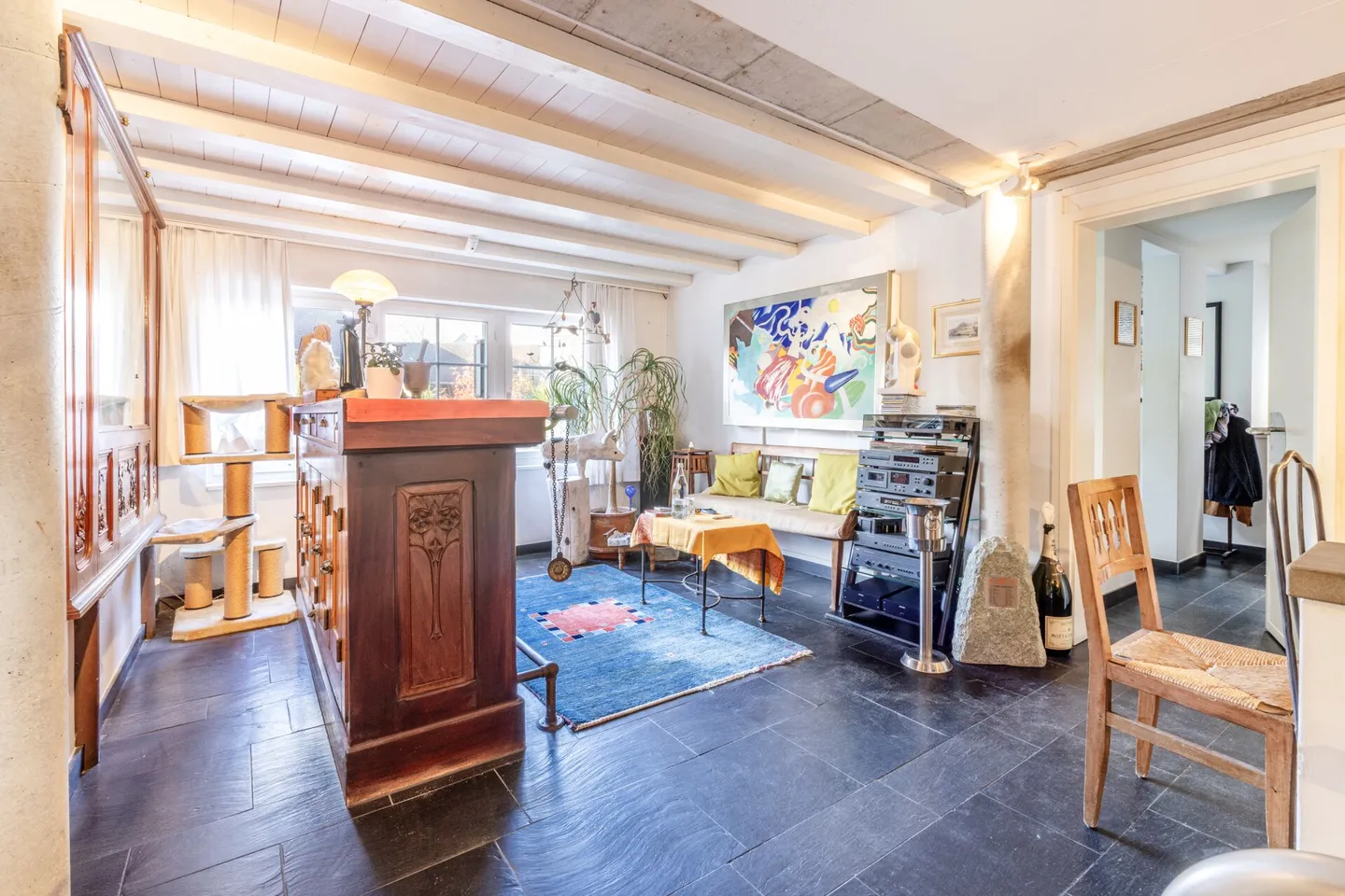 Freistehendes 11-Zimmer-Riegelhaus mit Einliegerwohnung, Indoorpool und Doppelgarage - Foto 2 von 25