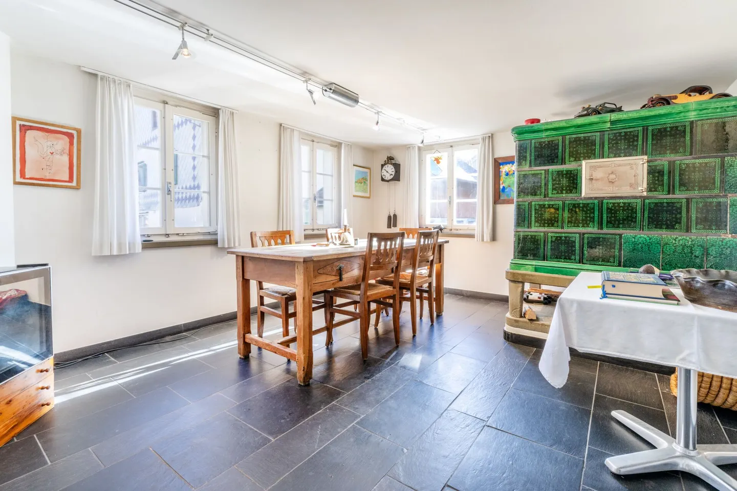 Freistehendes 11-Zimmer-Riegelhaus mit Einliegerwohnung, Indoorpool und Doppelgarage - Foto 3 von 25