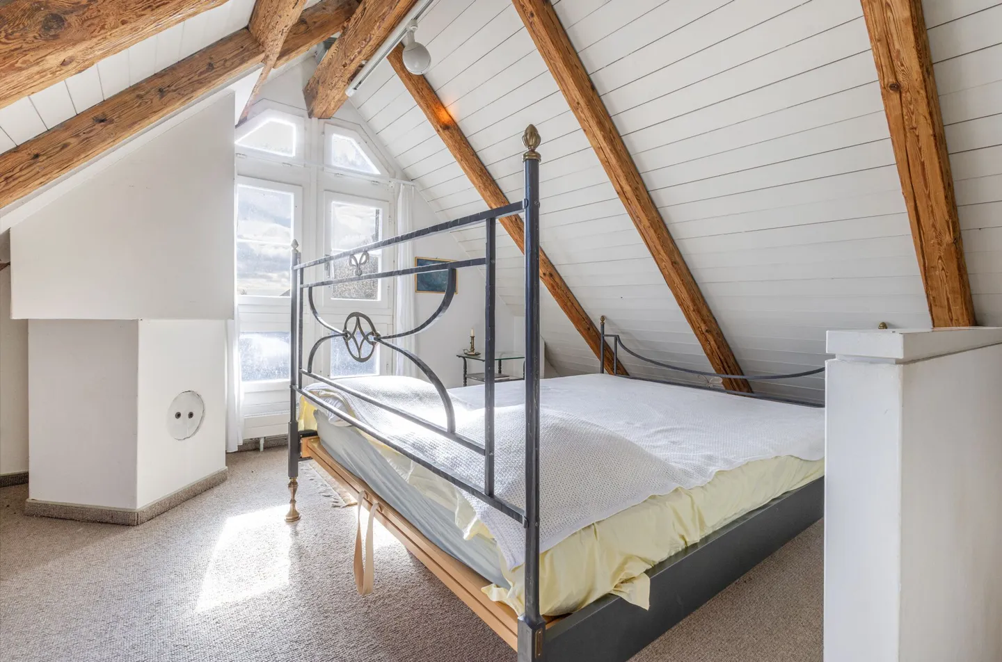 Freistehendes 11-Zimmer-Riegelhaus mit Einliegerwohnung, Indoorpool und Doppelgarage - Foto 13 von 25