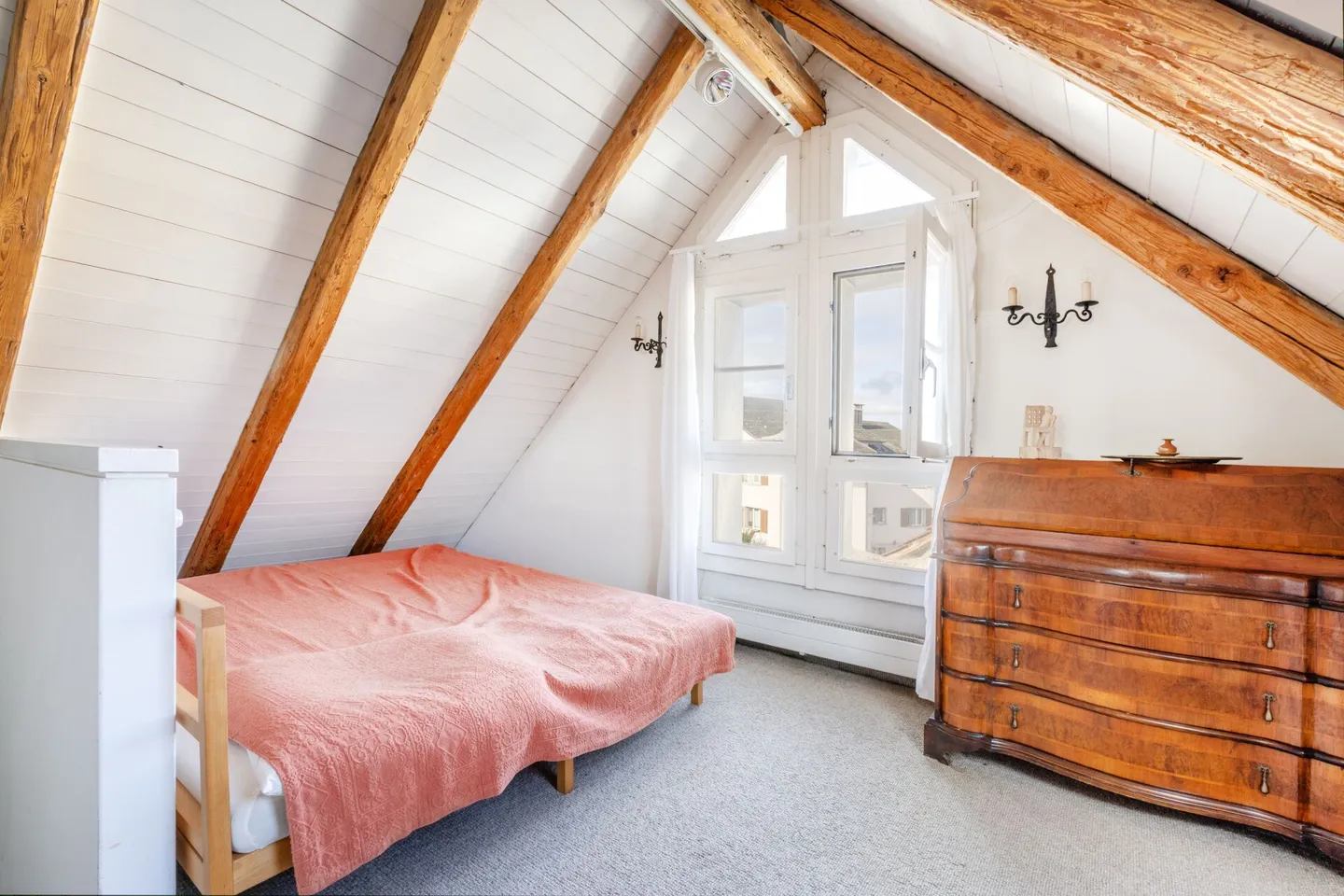 Freistehendes 11-Zimmer-Riegelhaus mit Einliegerwohnung, Indoorpool und Doppelgarage - Foto 15 von 25