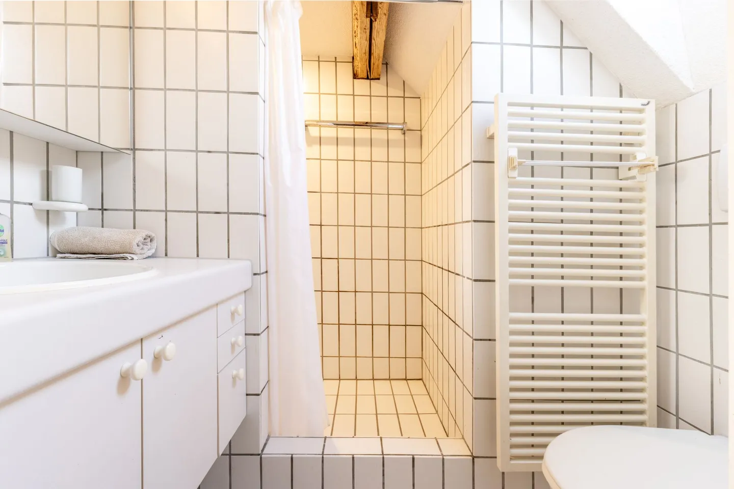 Freistehendes 11-Zimmer-Riegelhaus mit Einliegerwohnung, Indoorpool und Doppelgarage - Foto 16 von 25