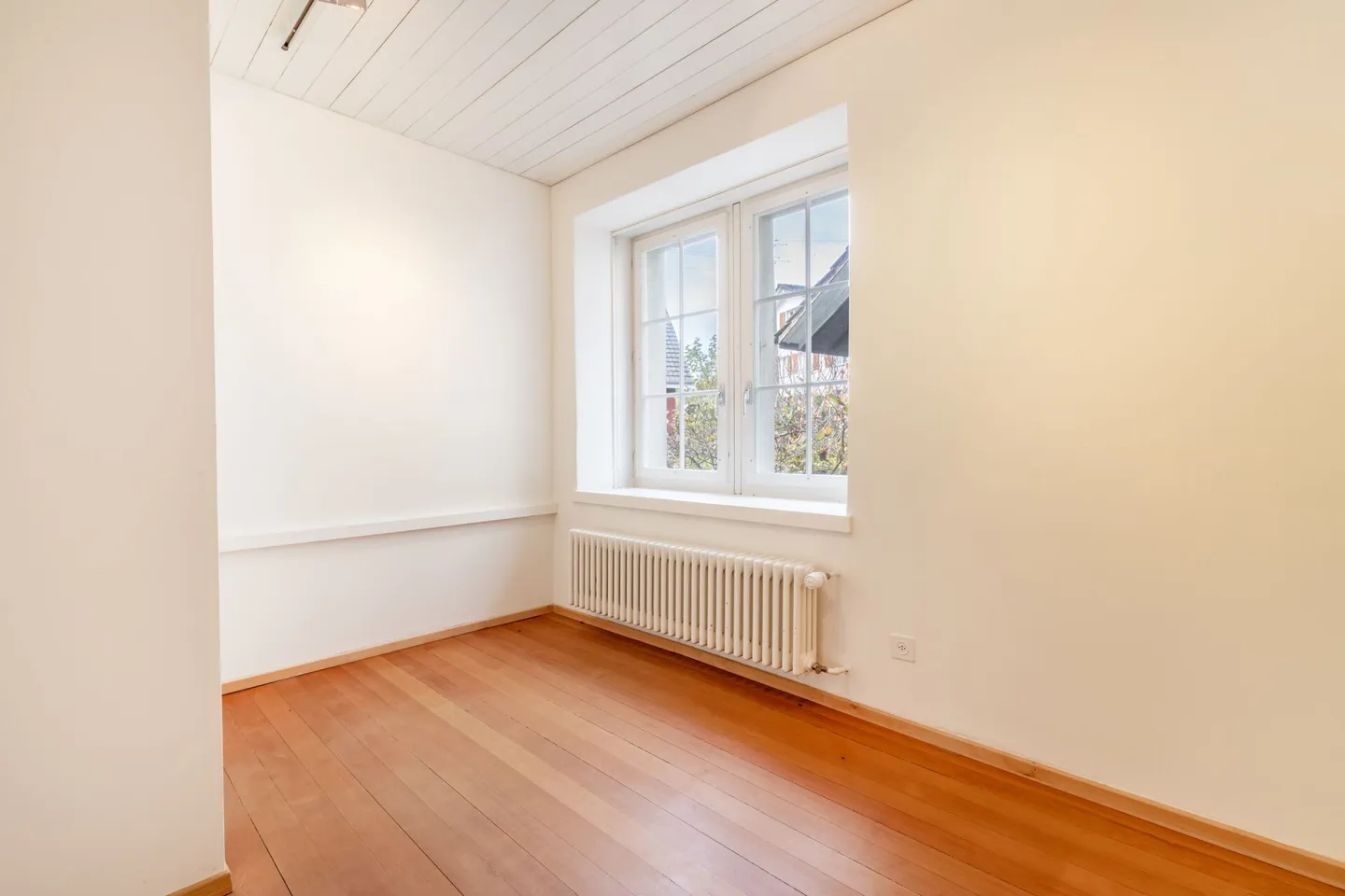 Freistehendes 11-Zimmer-Riegelhaus mit Einliegerwohnung, Indoorpool und Doppelgarage - Foto 19 von 25