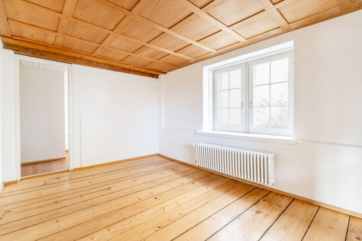 Freistehendes 11-Zimmer-Riegelhaus mit Einliegerwohnung, Indoorpool und Doppelgarage - Foto 18 von 25