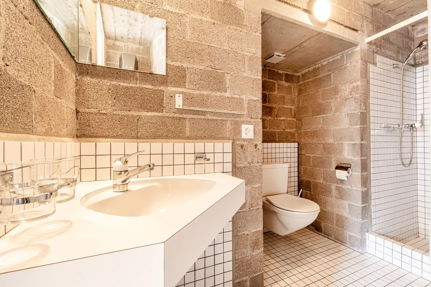 Freistehendes 11-Zimmer-Riegelhaus mit Einliegerwohnung, Indoorpool und Doppelgarage - Foto 20 von 25