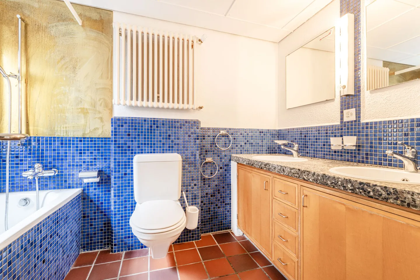 Freistehendes 11-Zimmer-Riegelhaus mit Einliegerwohnung, Indoorpool und Doppelgarage - Foto 22 von 25