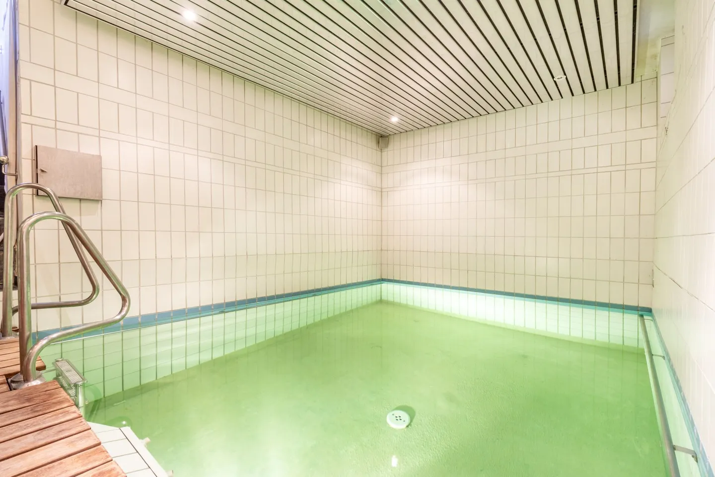 Freistehendes 11-Zimmer-Riegelhaus mit Einliegerwohnung, Indoorpool und Doppelgarage - Foto 23 von 25