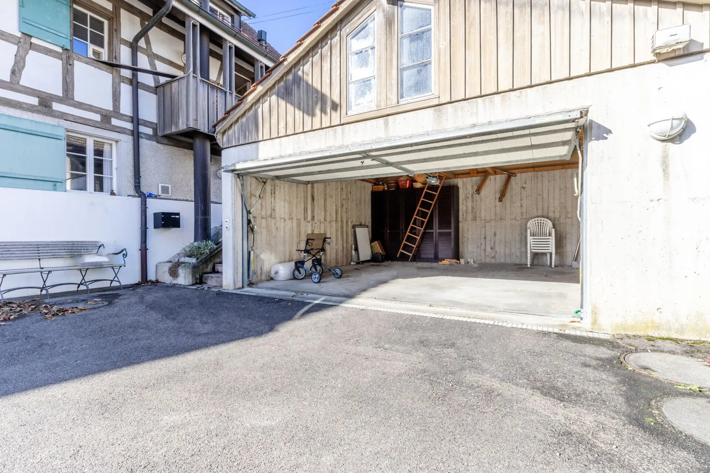 Freistehendes 11-Zimmer-Riegelhaus mit Einliegerwohnung, Indoorpool und Doppelgarage - Foto 24 von 25