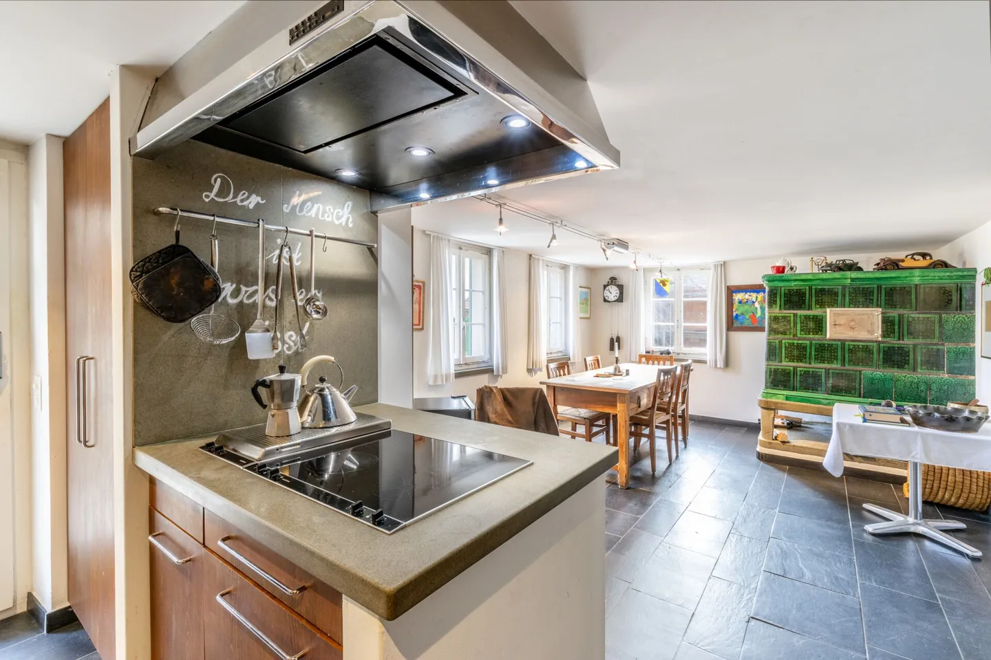 Freistehendes 11-Zimmer-Riegelhaus mit Einliegerwohnung, Indoorpool und Doppelgarage - Foto 4 von 25