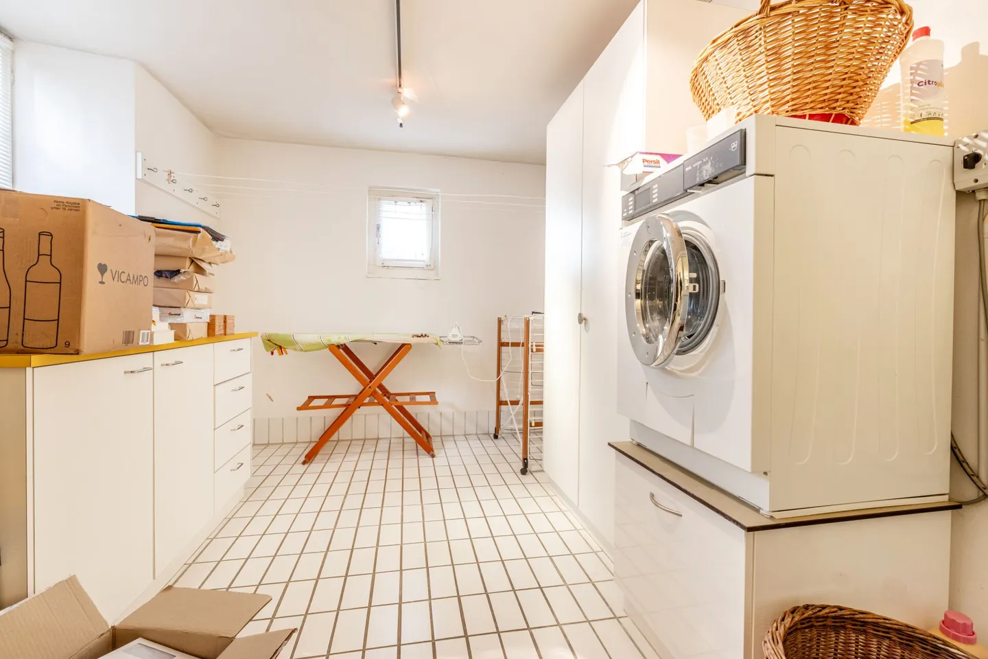 Freistehendes 11-Zimmer-Riegelhaus mit Einliegerwohnung, Indoorpool und Doppelgarage - Foto 8 von 25