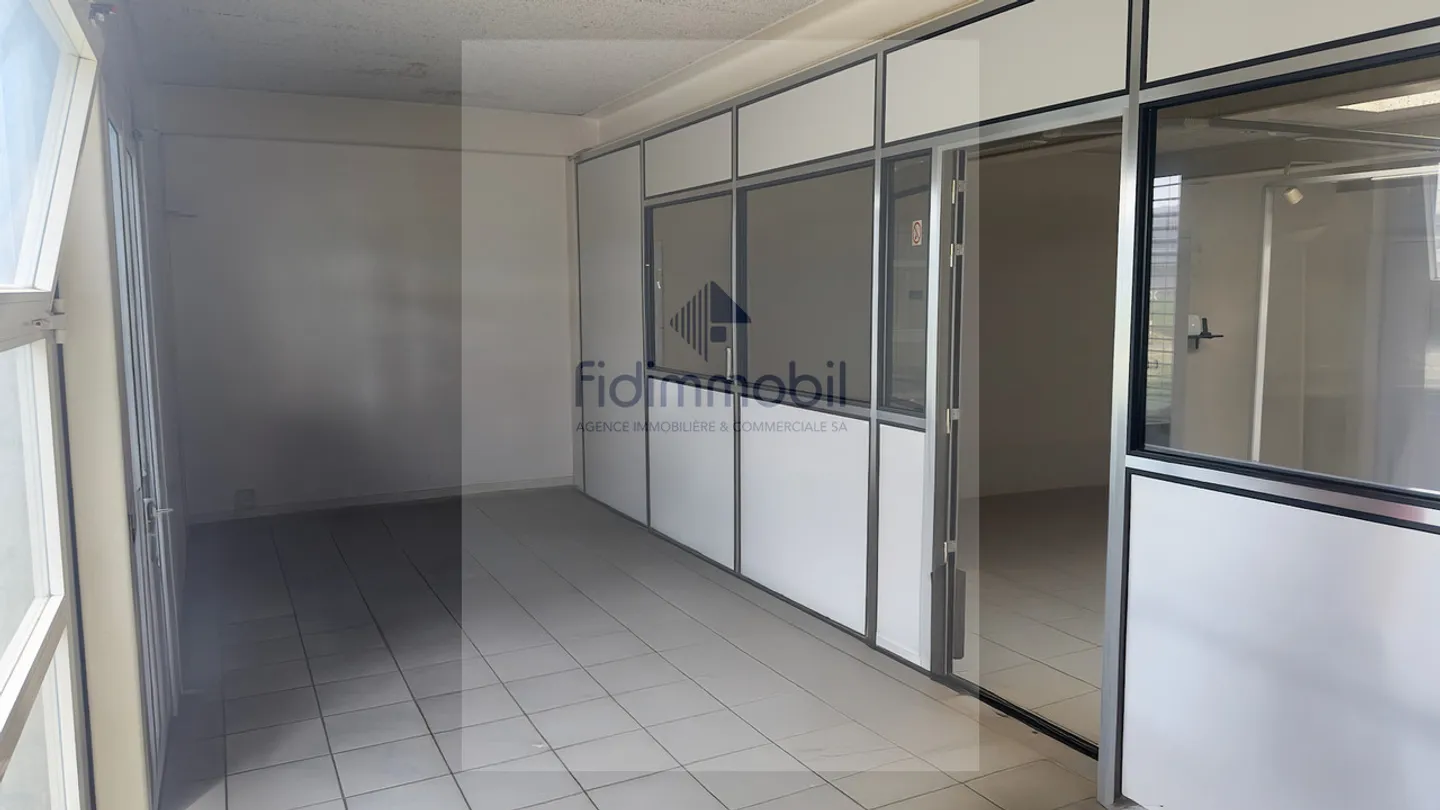 Spacious commercial premises in an ideal location in an industrial area - Photo 6 of 9