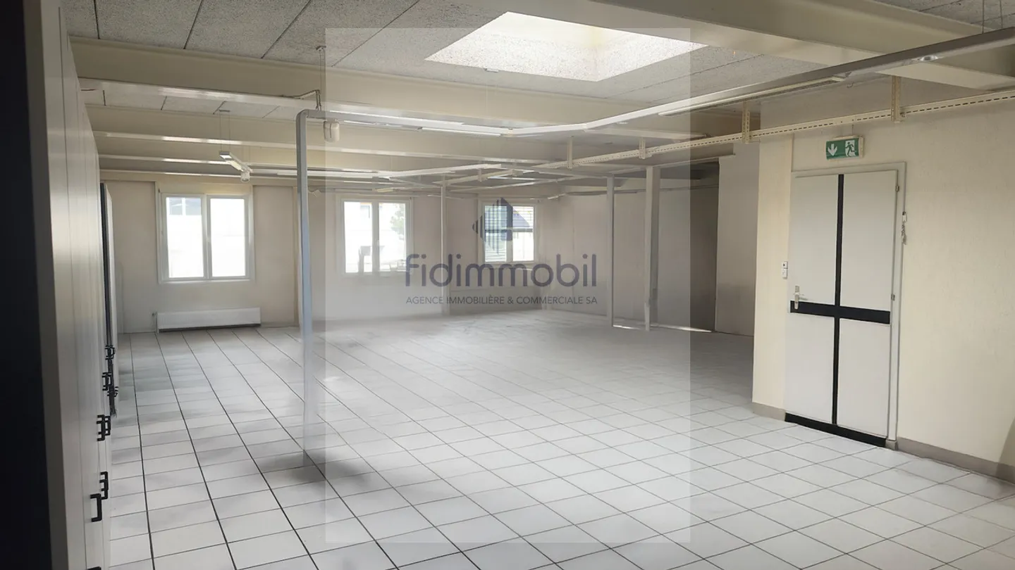 Spacious commercial premises in an ideal location in an industrial area - Photo 4 of 9