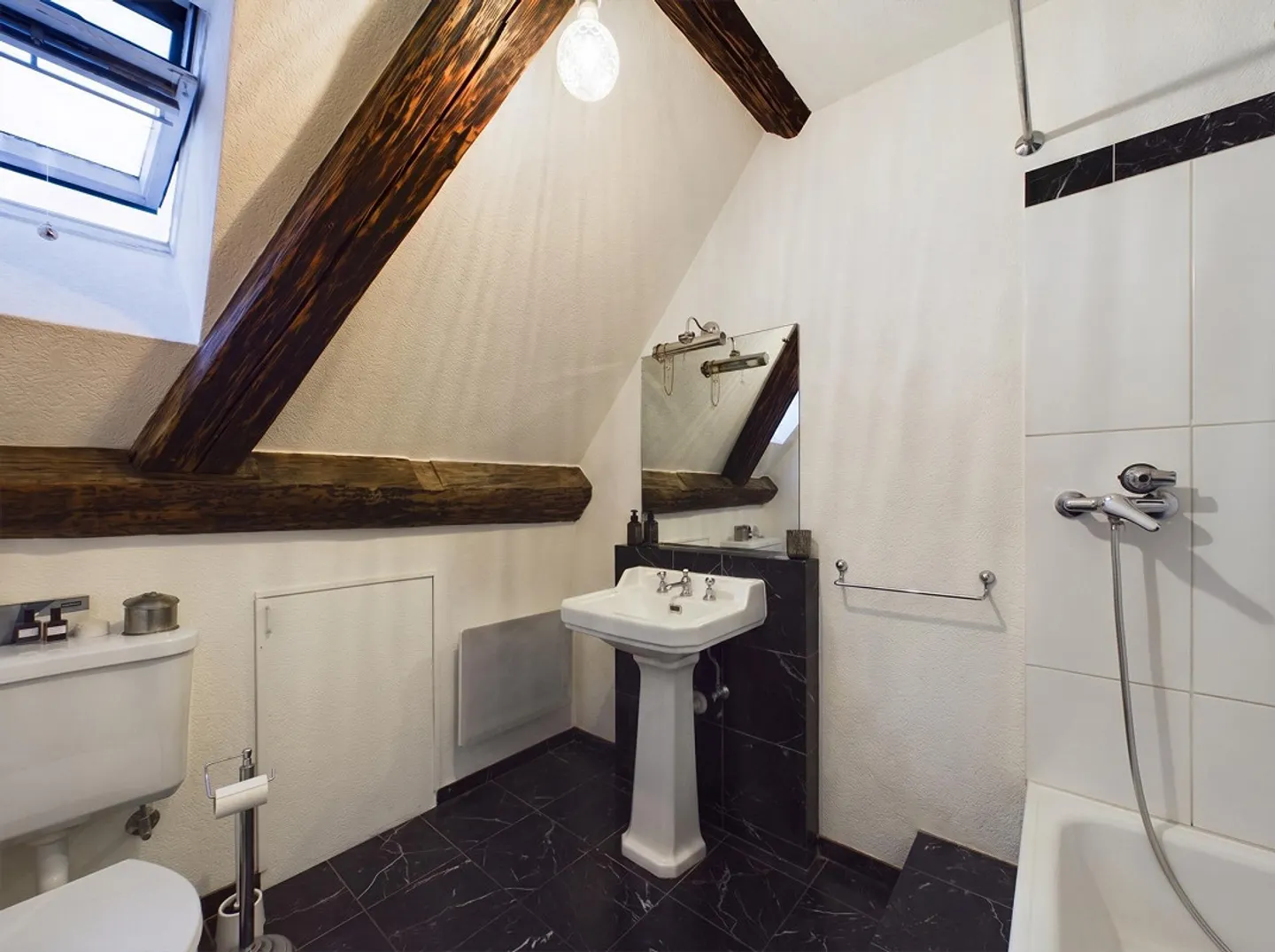 Loft Apartment in Central Location - Photo 6 of 8