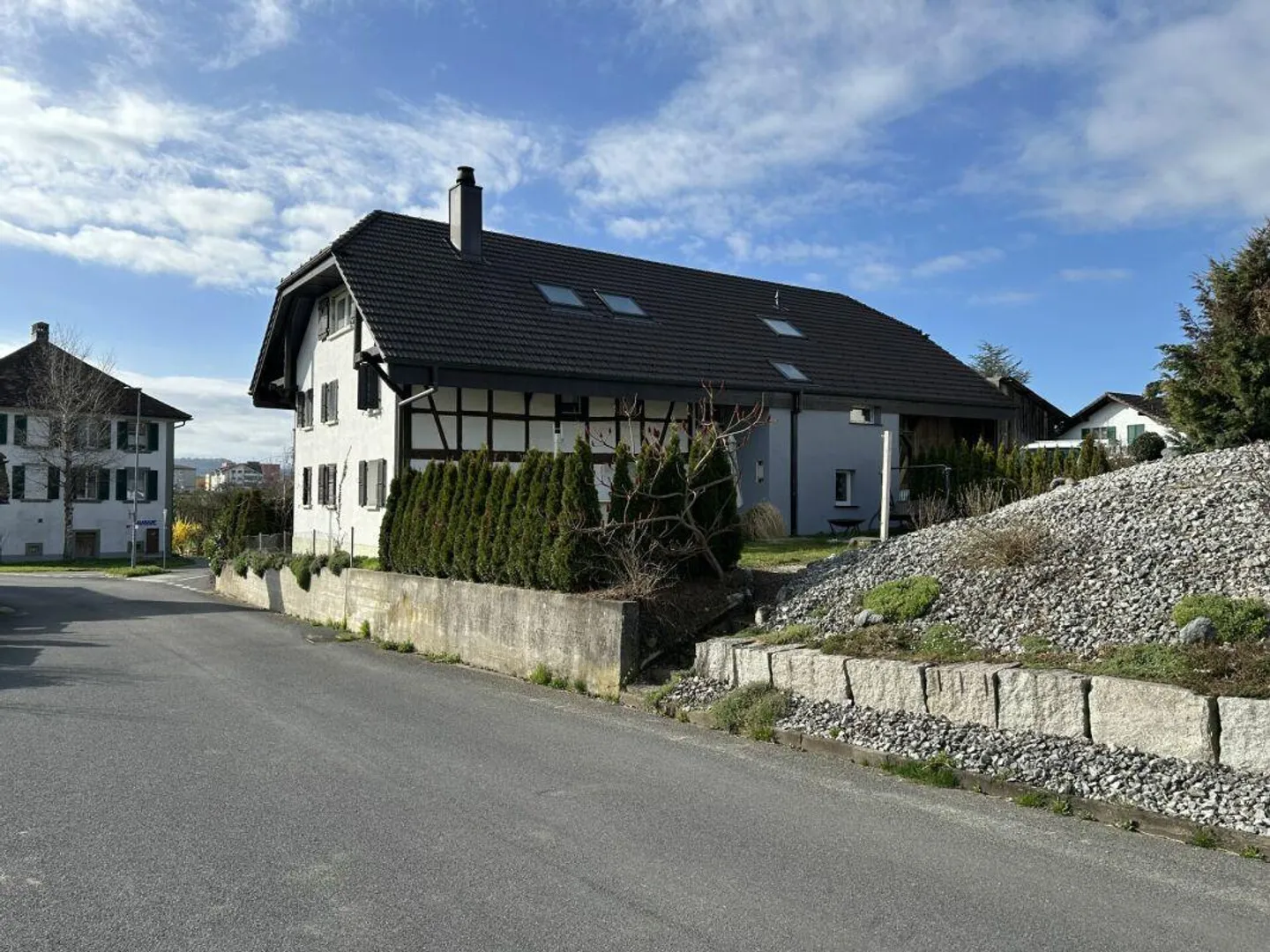 Vielseitiges Mehrfamilienhaus - Foto 1 von 14