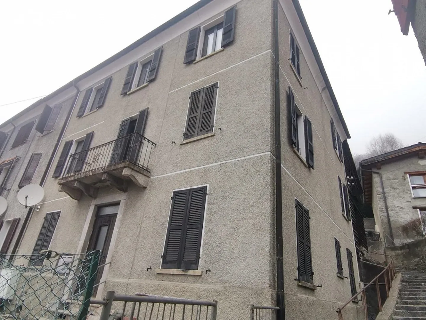 «Casa 4 livelli con giardino da ristrutturare / 4-geschossiges Dorfhaus mit Garten zum Ausbauen» - Foto 2 di 14