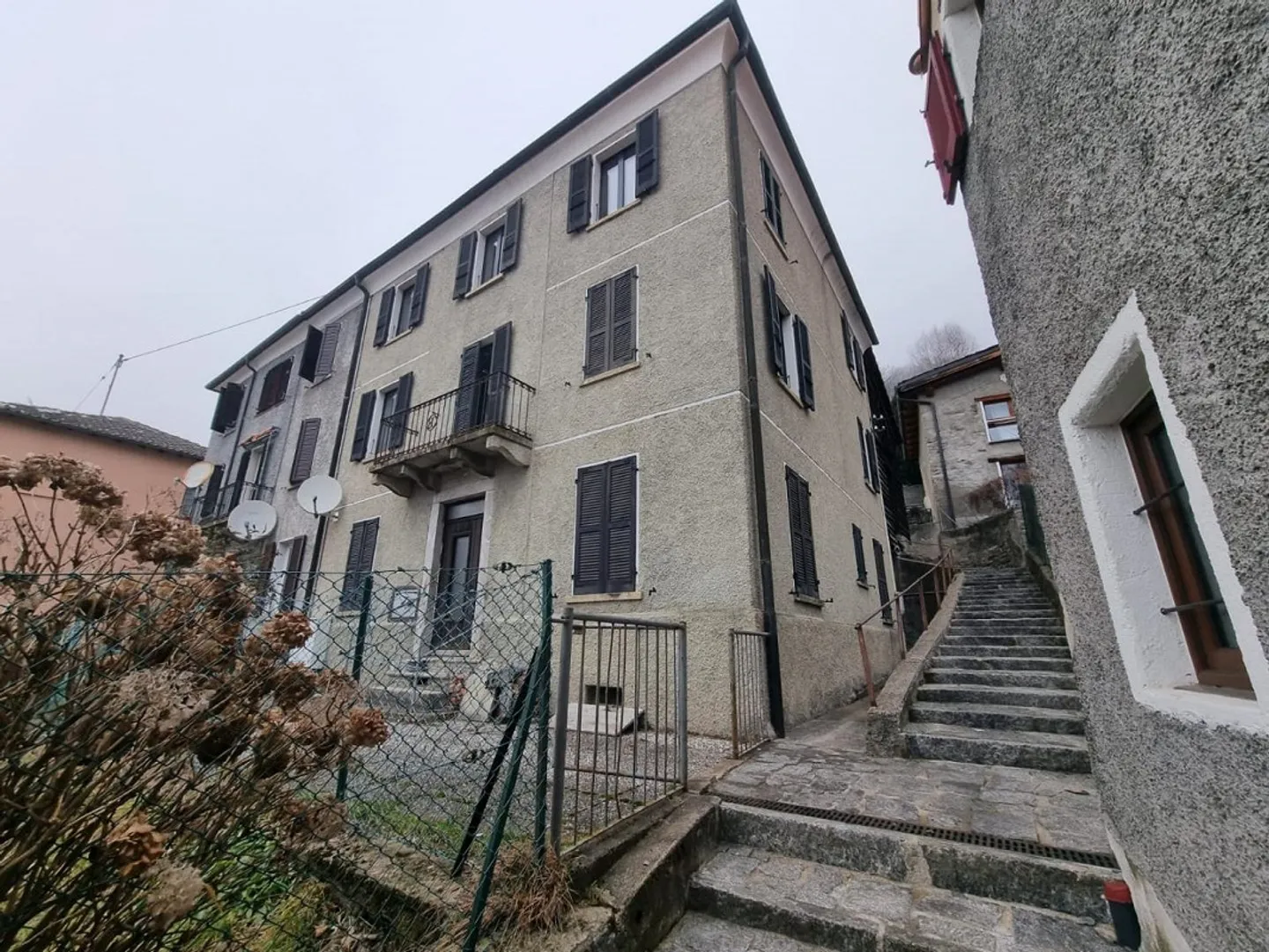 «Casa 4 livelli con giardino da ristrutturare / 4-geschossiges Dorfhaus mit Garten zum Ausbauen» - Foto 6 di 14