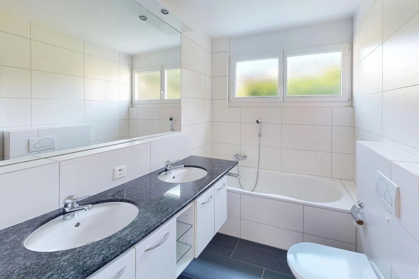 RENTAL: 5-room penthouse with huge terrace and panoramic lake view - Photo 10 of 19