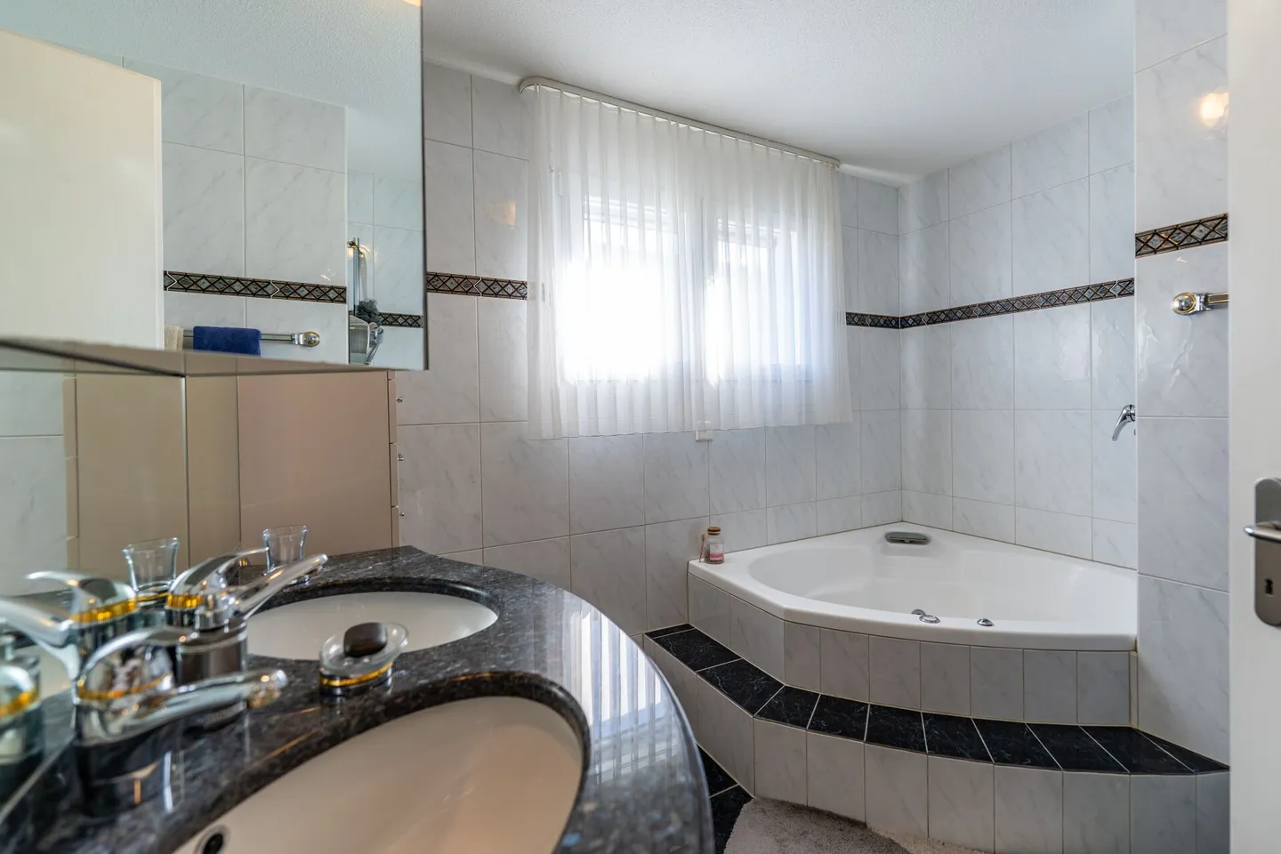 Familienidylle in Spreitenbach - Charmantes 7-Zimmer-Reiheneinfamilien-Eckhaus mit Wintergarten und Garten - Foto 16 di 23