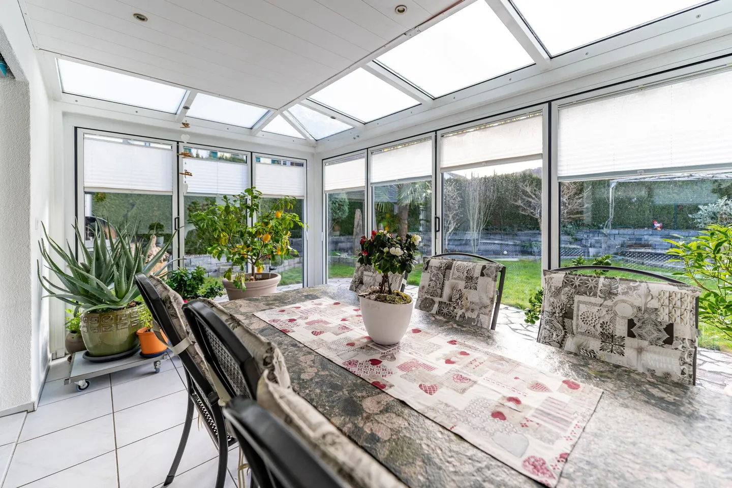 Familienidylle in Spreitenbach - Charmantes 7-Zimmer-Reiheneinfamilien-Eckhaus mit Wintergarten und Garten - Foto 6 di 23