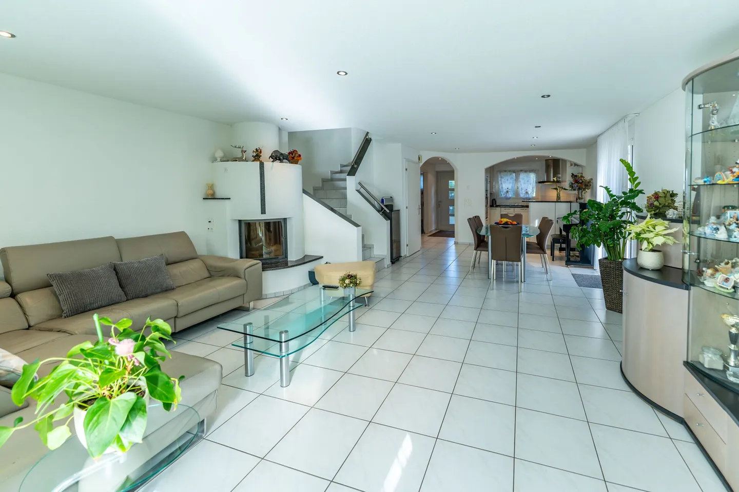 Familienidylle in Spreitenbach - Charmantes 7-Zimmer-Reiheneinfamilien-Eckhaus mit Wintergarten und Garten - Foto 8 di 23