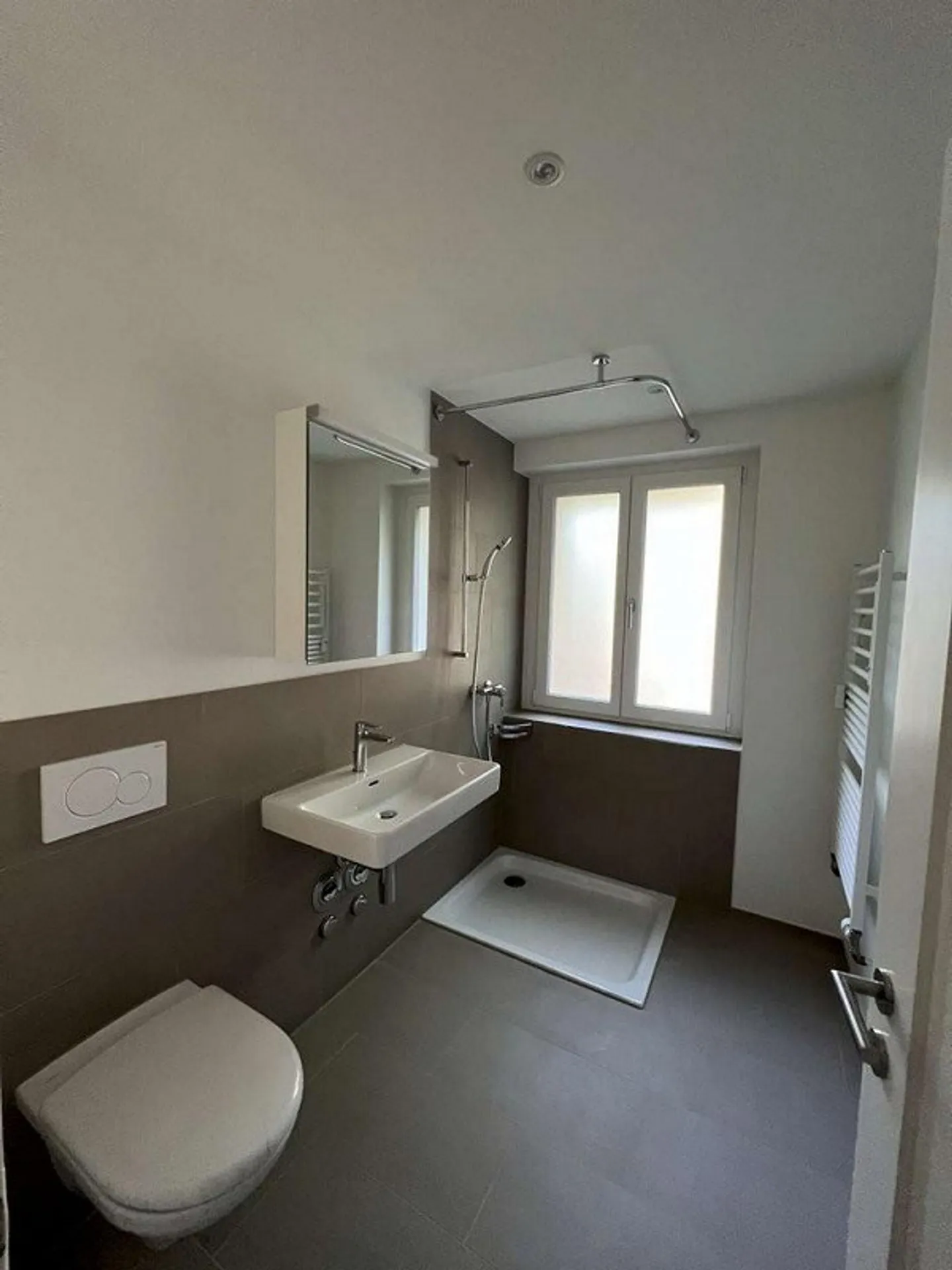 Appartamento ristrutturato nel quartiere Gellert vicino alla stazione ferroviaria SBB - Foto 2 di 5