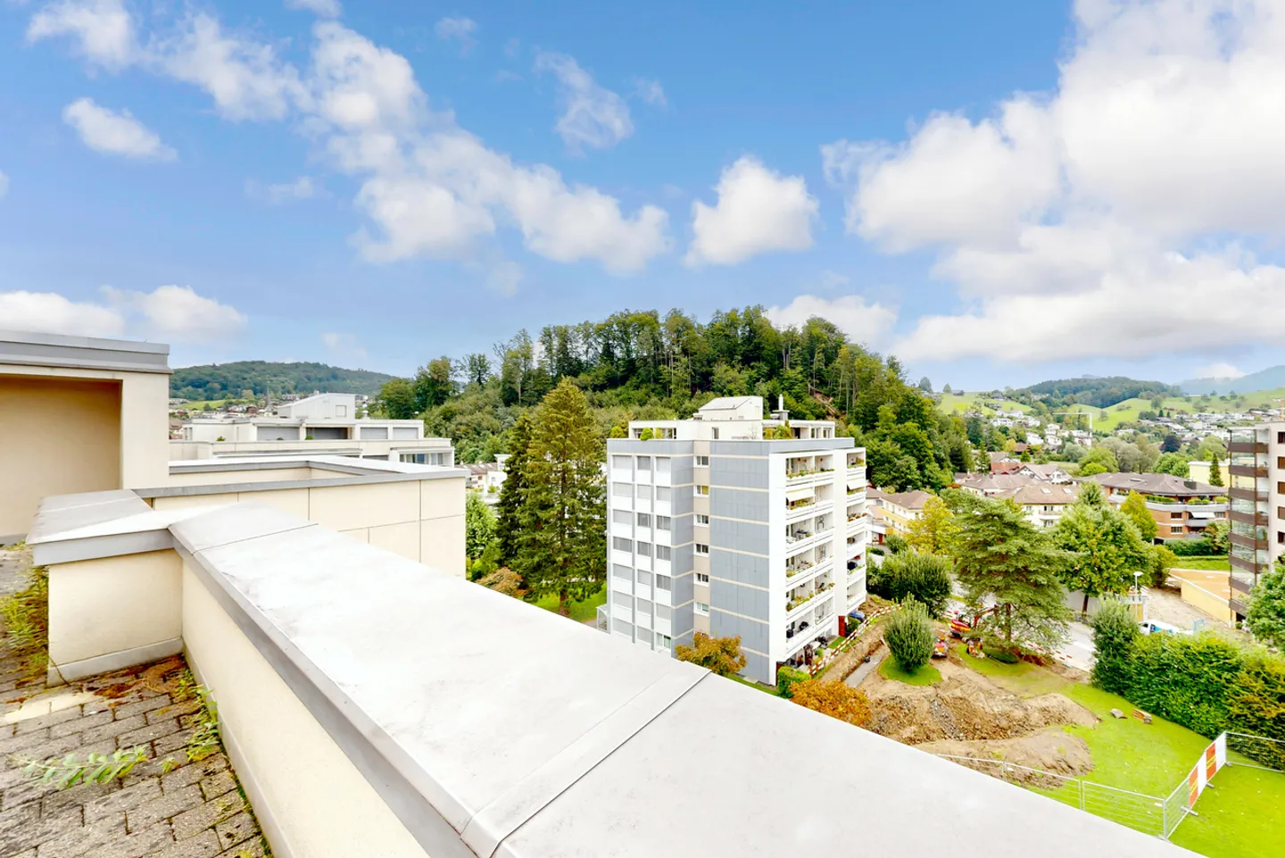 Charming Apartment with Terrace - Photo 5 of 8