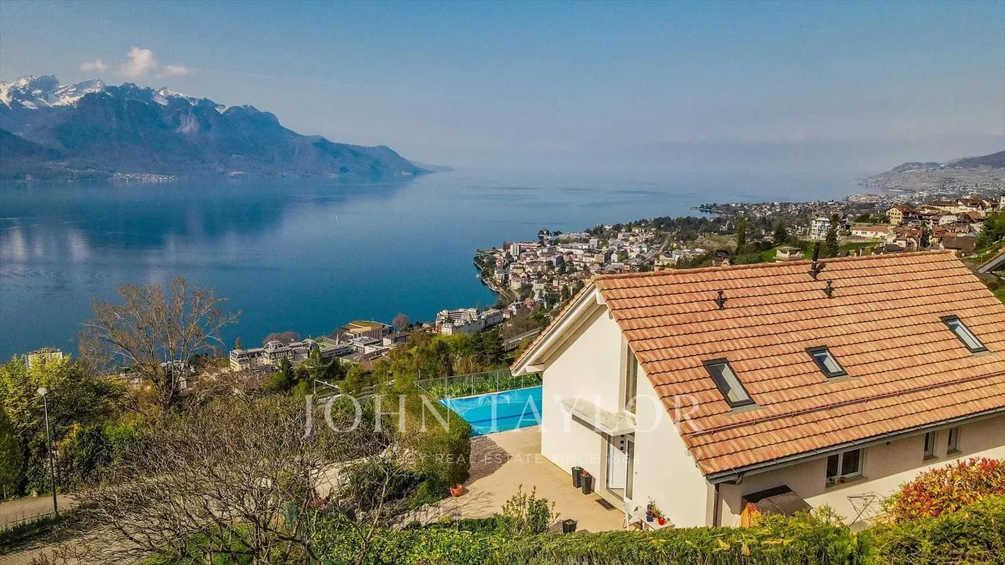 Villa con piscina e vista panoramica - Foto 1 di 13