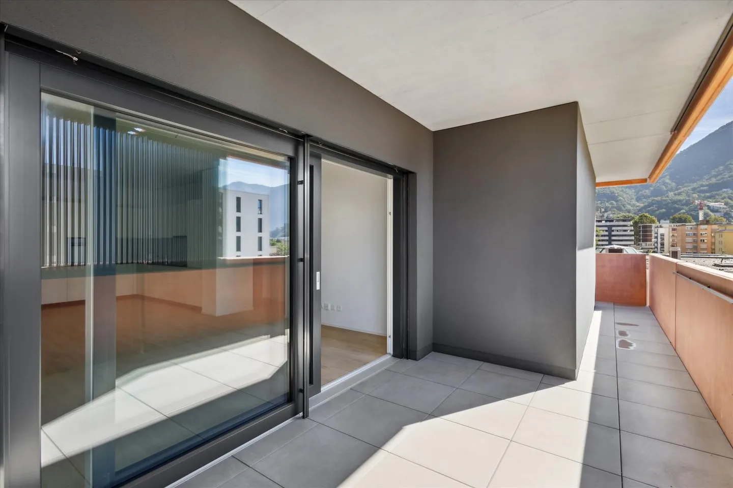 Appartement moderne de 4,5 pièces dans le centre-ville - Photo 2 sur 8