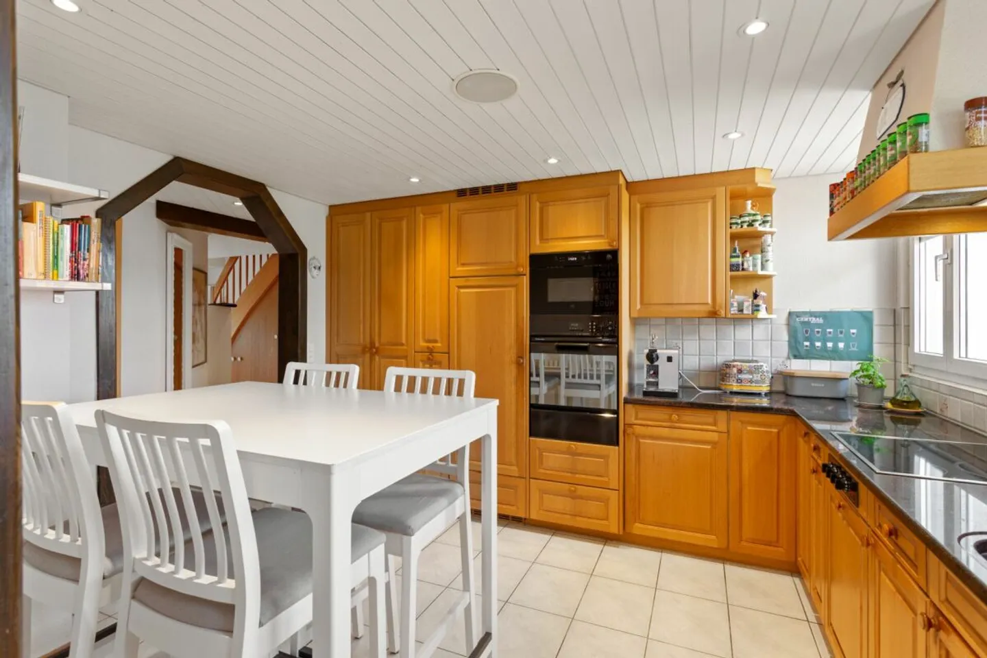 Casa unifamiliare con due appartamenti, ristrutturata nel 2020, con giardino idilliaco - vicino al centro del villaggio e alla scuola! - Foto 4 di 16